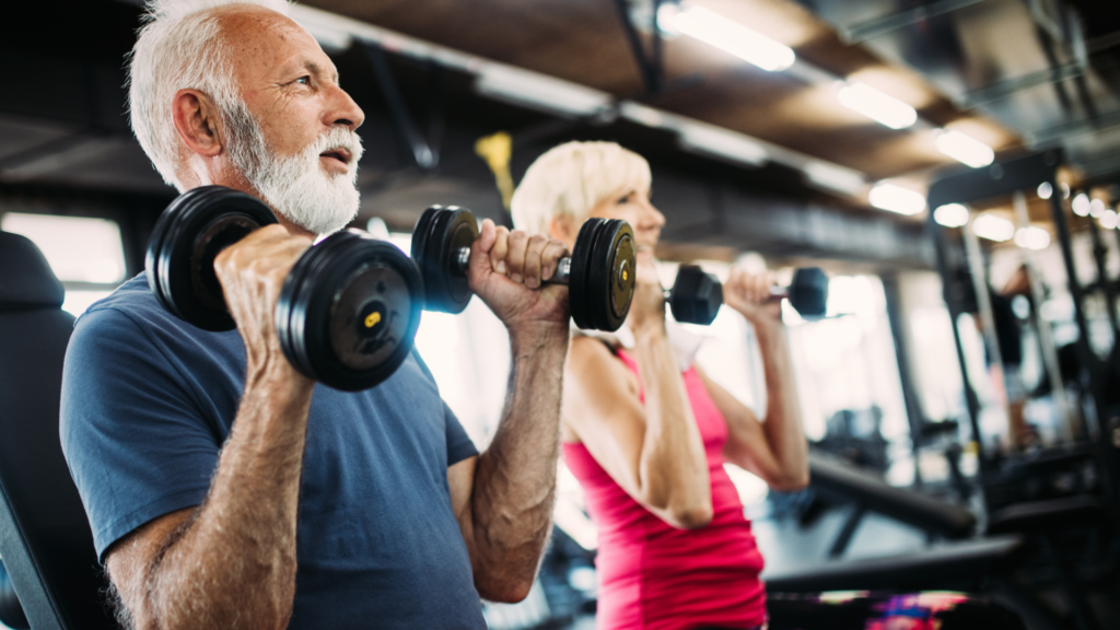 Älteres Paar trainiert gemeinsam mit Hanteln im Fitnessstudio