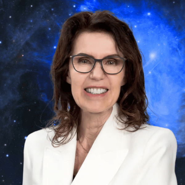 Gabriele Danners mit Brille und weißem Blazer vor blauem Sternenhimmel-Hintergrund